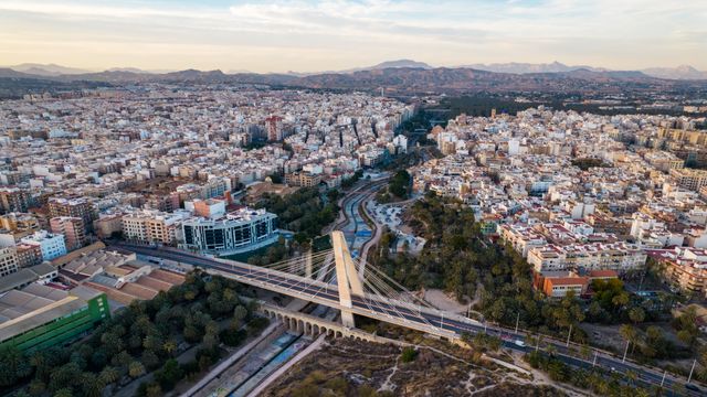 Vistas desde el puente de la Generalitat en Elche.