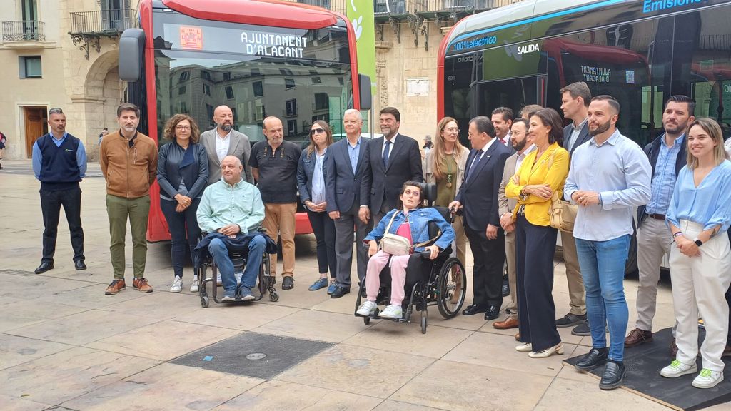 La presentación de los cuatro nuevos autobuses.