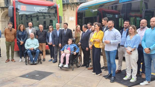 La presentación de los cuatro nuevos autobuses.