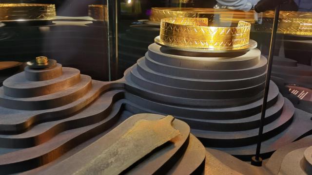 Dos de las joyas en oro que expone el Marq en 'Dinastías', donde explica las nuevas teorías de la Edad del Bronce.