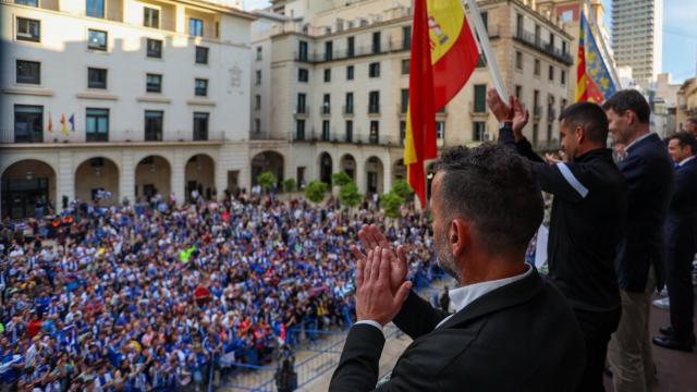 La plantilla del Hércules se asoma al balcón del Ayuntamiento.
