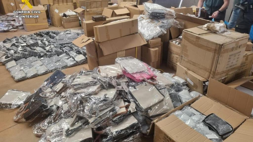 Algunos de los objetos falsificados intervenidos por los agentes.