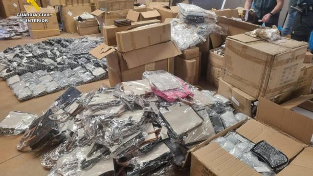 Algunos de los objetos falsificados intervenidos por los agentes.