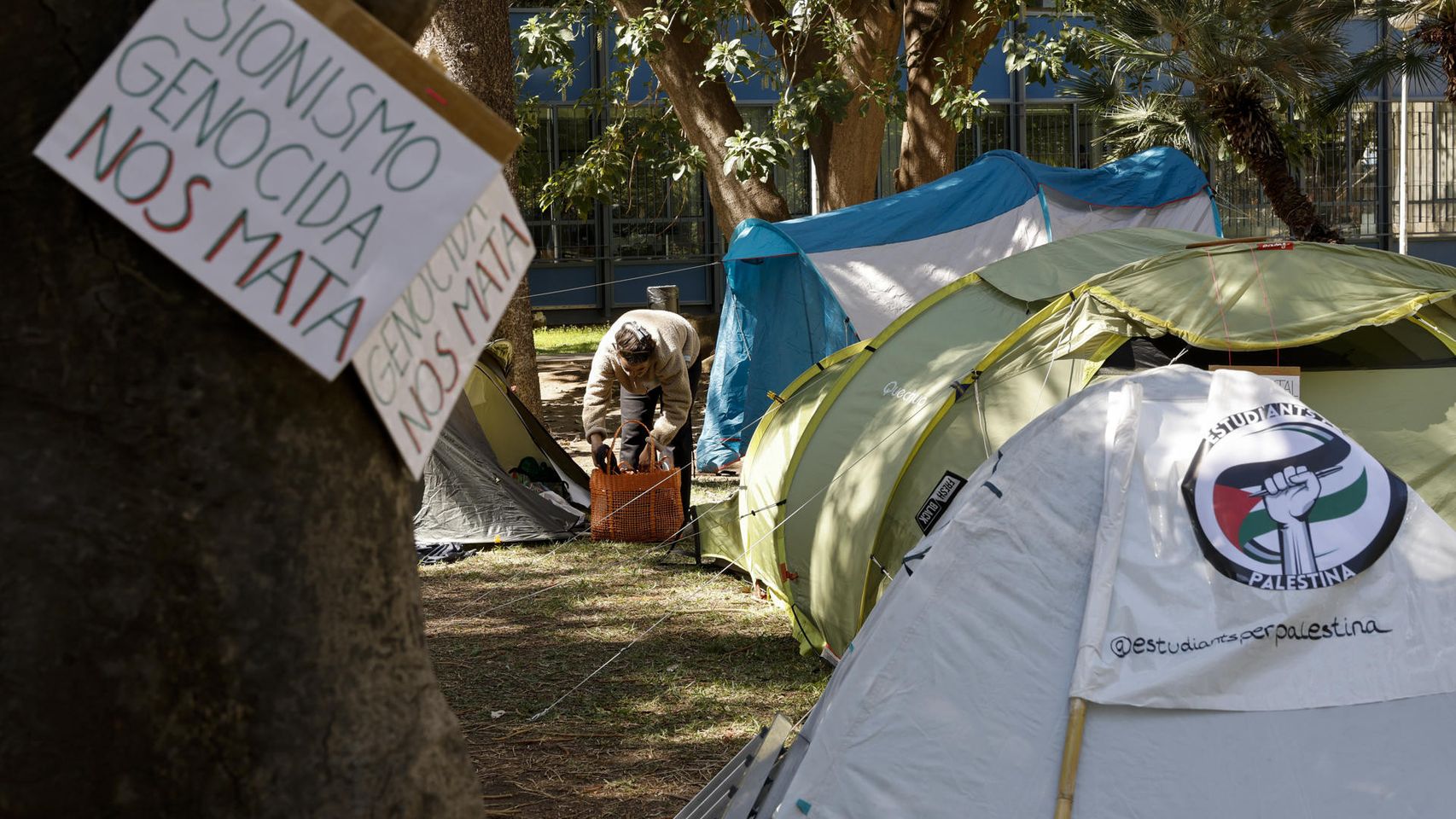 Imagen de la acampada en la Universidad de valencia, iniciada el pasado 29 de abril.