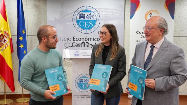 El presidente del CES, Enrique Cabero, con el vicepresidente del Consejo nacional de la Juventud, Juan Antonio Báez, y la presidenta del Consejo de la Juventud de Castilla y León, Sandra Amez, en la presentación del Observatorio de Emancipación