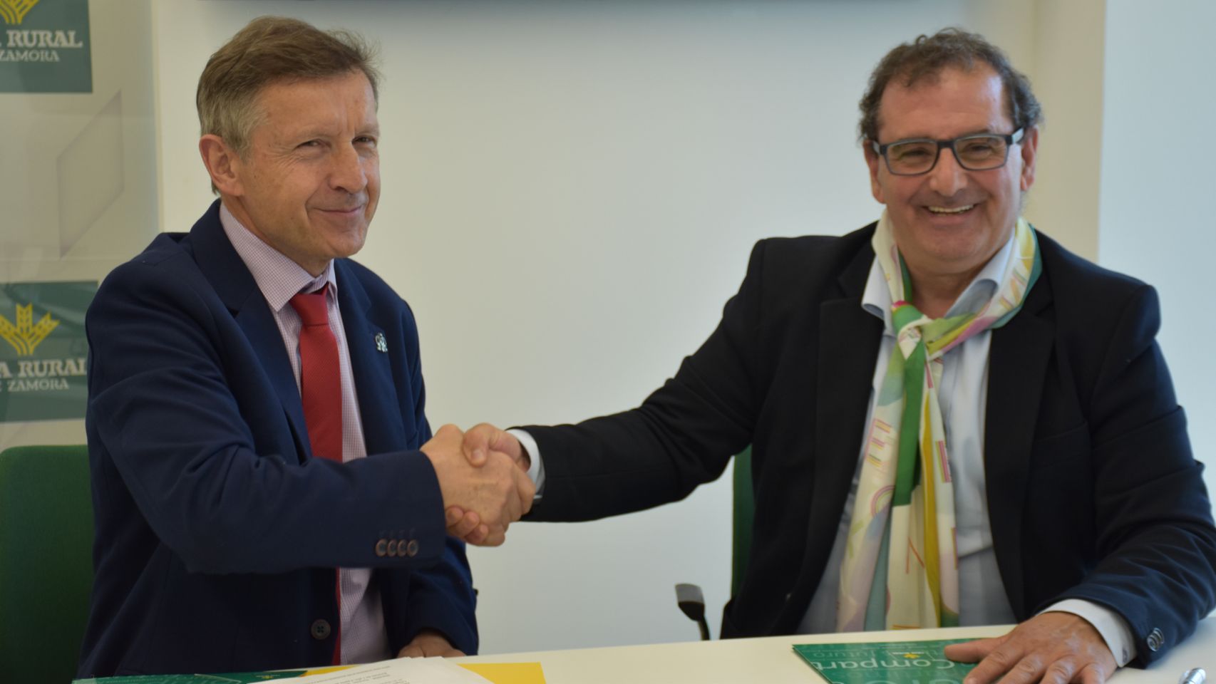 Rufino Álvarez (der.) y Narciso Prieto (izq.) sellan la firma del convenio