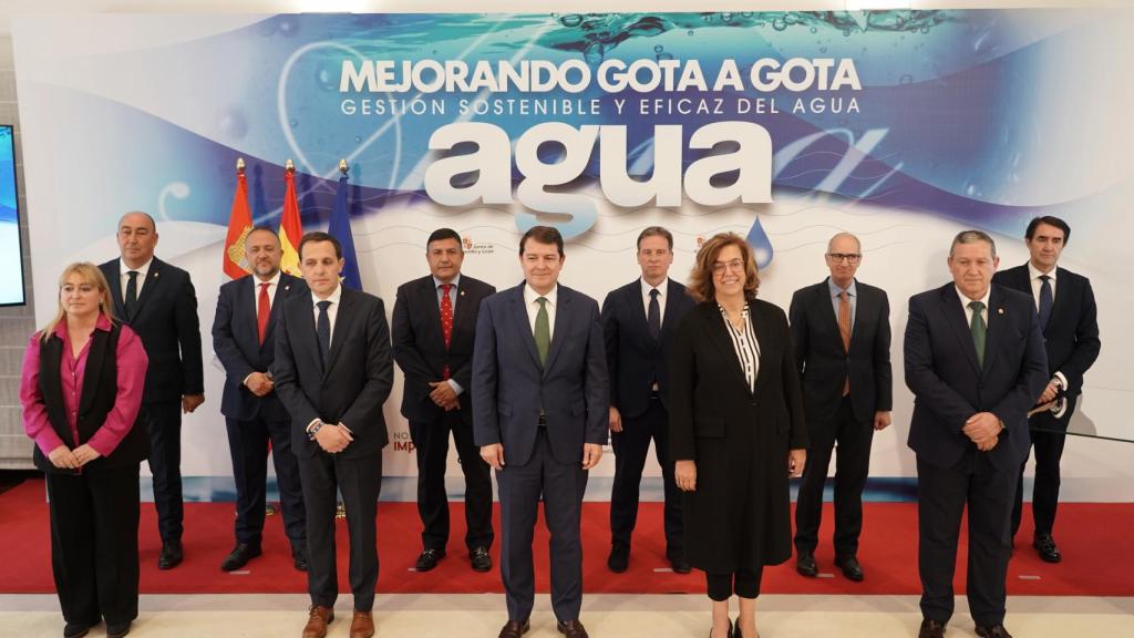 El presidente de la Junta de Castilla y León, Alfonso Fernández Mañueco, firma con las diputaciones provinciales el protocolo para la renovación de las redes de abastecimiento y mejora de la eficiencia en la gestión del agua potable.