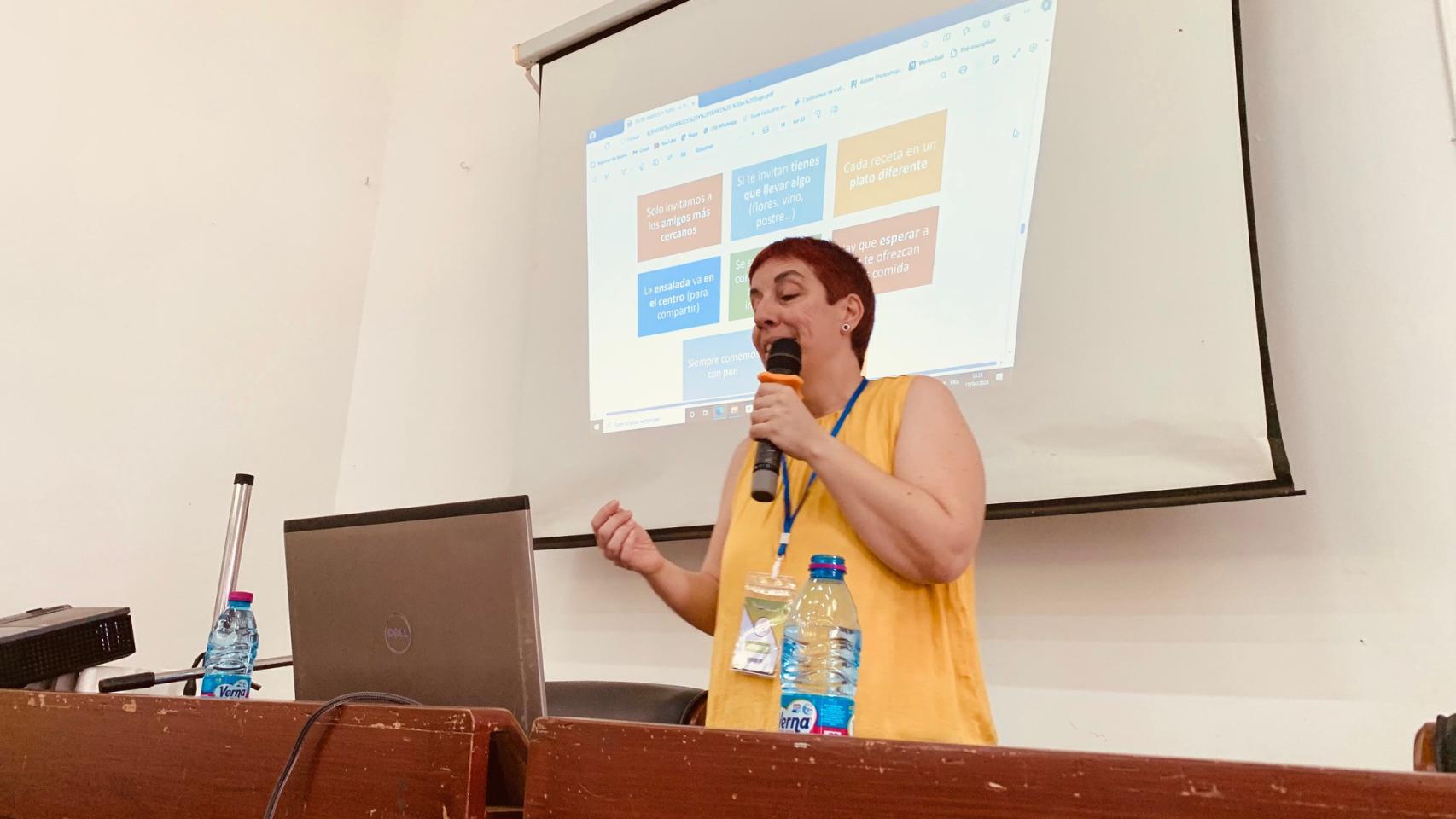 Elena Prieto durante una conferencia en Tomé (Togo)