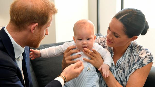 Archie junto a sus padres, el príncipe Harry y Meghan Markle, en una fotografía tomada en 2019.