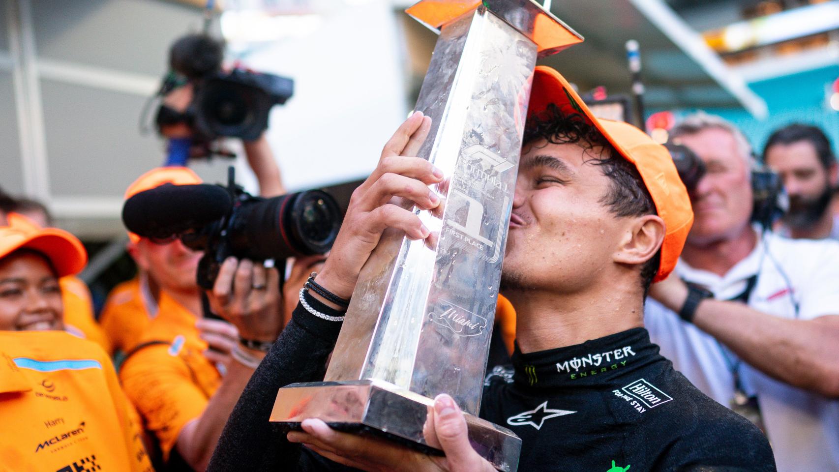 Lando Norris celebra con el trofeo su victoria en el Gran Premio de Miami 2024
