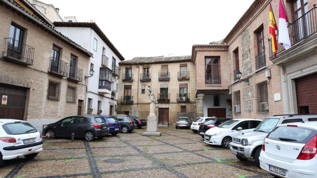 Varios coches aparcados en una plaza del Casco Histórico de Toledo.