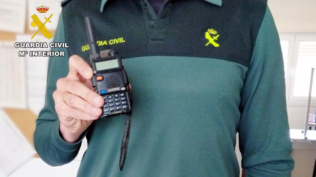 La Guardia Civil con el inhibidor de frecuencia del ladrón. Foto: Guardia Civil.