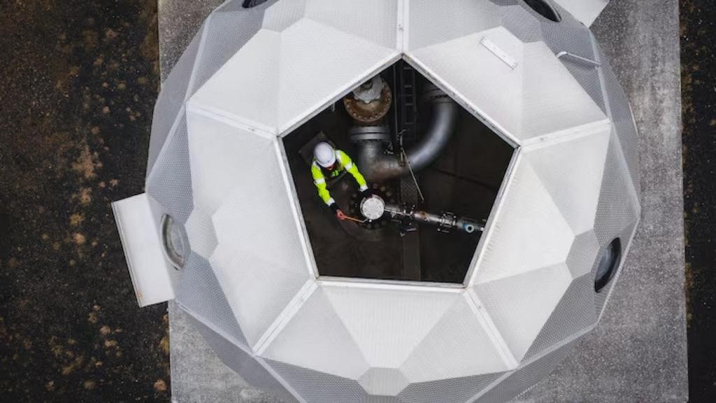 Cúpula geodésica de Carbfix, donde el CO2 se mezcla con agua y se inyecta en la roca basáltica.