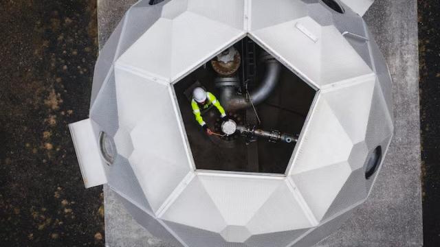 Cúpula geodésica de Carbfix, donde el CO2 se mezcla con agua y se inyecta en la roca basáltica.