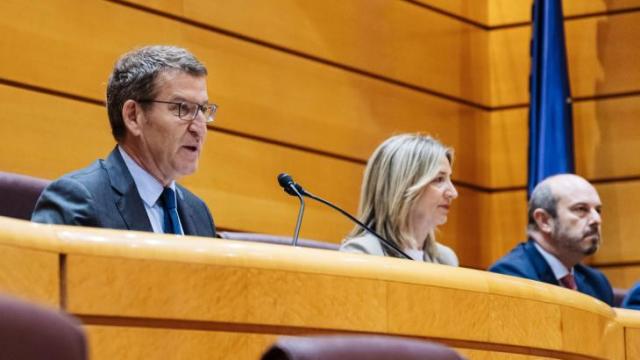 El presidente del Partido Popular, Alberto Núñez Feijóo, junto a la portavoz del PP en el Senado, Alicia García, y el presidente del Senado, Pedro Rollán.