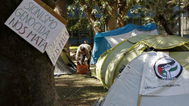 Acampada contra la guerra en Gaza, en el exterior de la Facultad de Filosofía de la Universitat de València (UV).