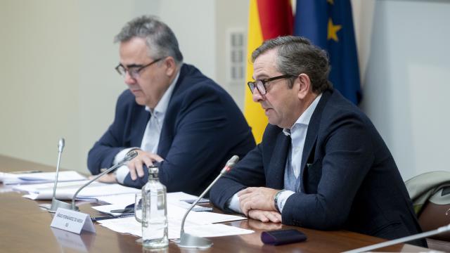 El director general del Instituto de Estudios Económicos, Gregorio Izquierdo (i), y el presidente del Instituto de Estudios Económicos, Íñigo Fernández de Mesa