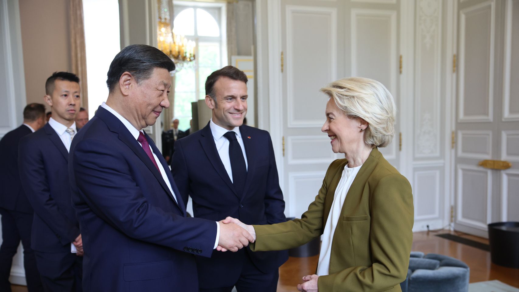 Ursula von der Leyen saluda a Xi Jinping en presencia de Emmanuel Macron durante la reunión de este lunes en París