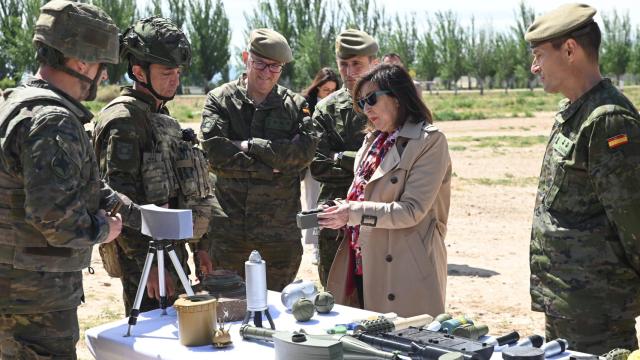 La ministra de Defensa, Margarita Robles, durante su visita al Regimiento de Pontoneros y Especialidades de Ingenieros número 12, en el Acuartelamiento ‘Sangenis’, en Monzalbarba (Zaragoza).