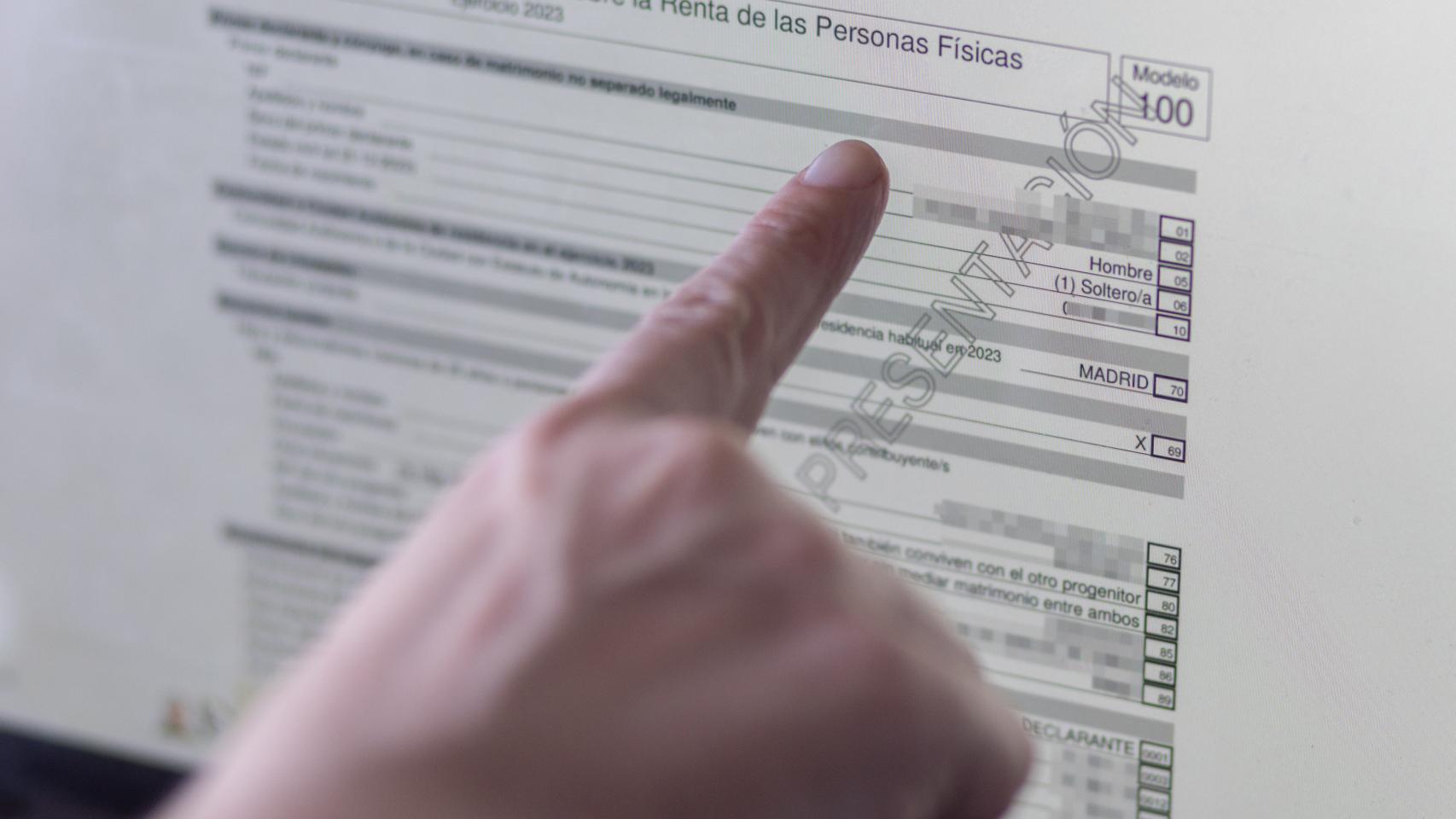 Una persona realiza su declaración de la Renta.