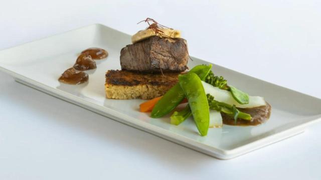 La tapa irlandesa de taco de solomillo de vaca Dexter irlandesa, con mantequilla trufada y cerveza Guinness, sobre bizcocho de crema de whisky Tullamore.