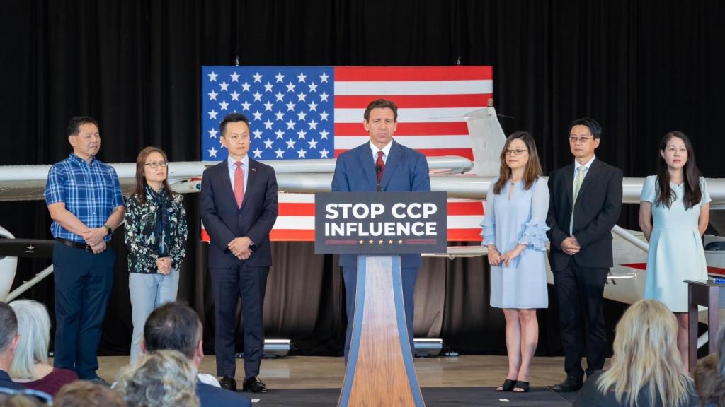 El gobernador de Florida, Ron DeSantis, durante un anuncio de ley.