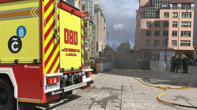 Un incendio en un garaje en Culleredo (A Coruña) obliga a desalojar a varios vecinos