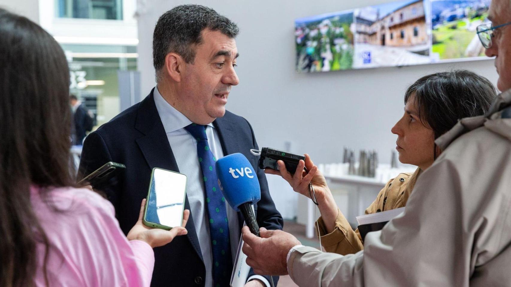 El conselleiro de Educación, Ciencia, Universidades e FP, Román Rodríguez.