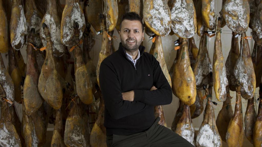 Antonio Hidalgo,  sigue la tradición en Ibéricos Casa Lucas.