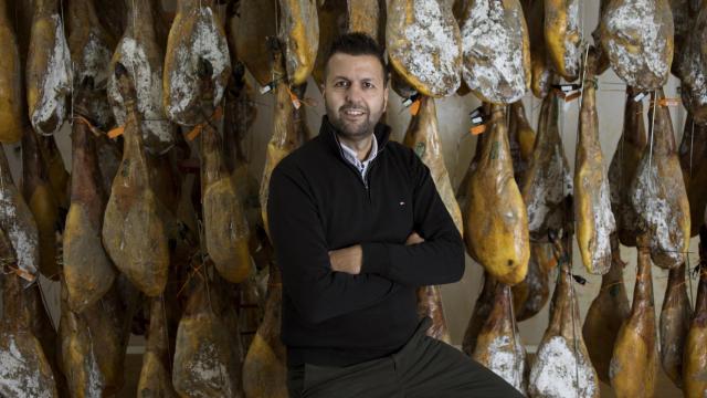 Antonio Hidalgo,  sigue la tradición en Ibéricos Casa Lucas.