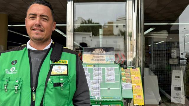 El vendedor de la ONCE que ha repartido el premio en Las Cabezas de San Juan.