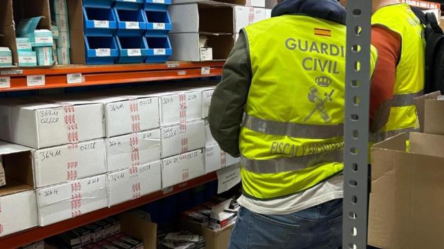Agentes de la Guardia Civil durante la operación.