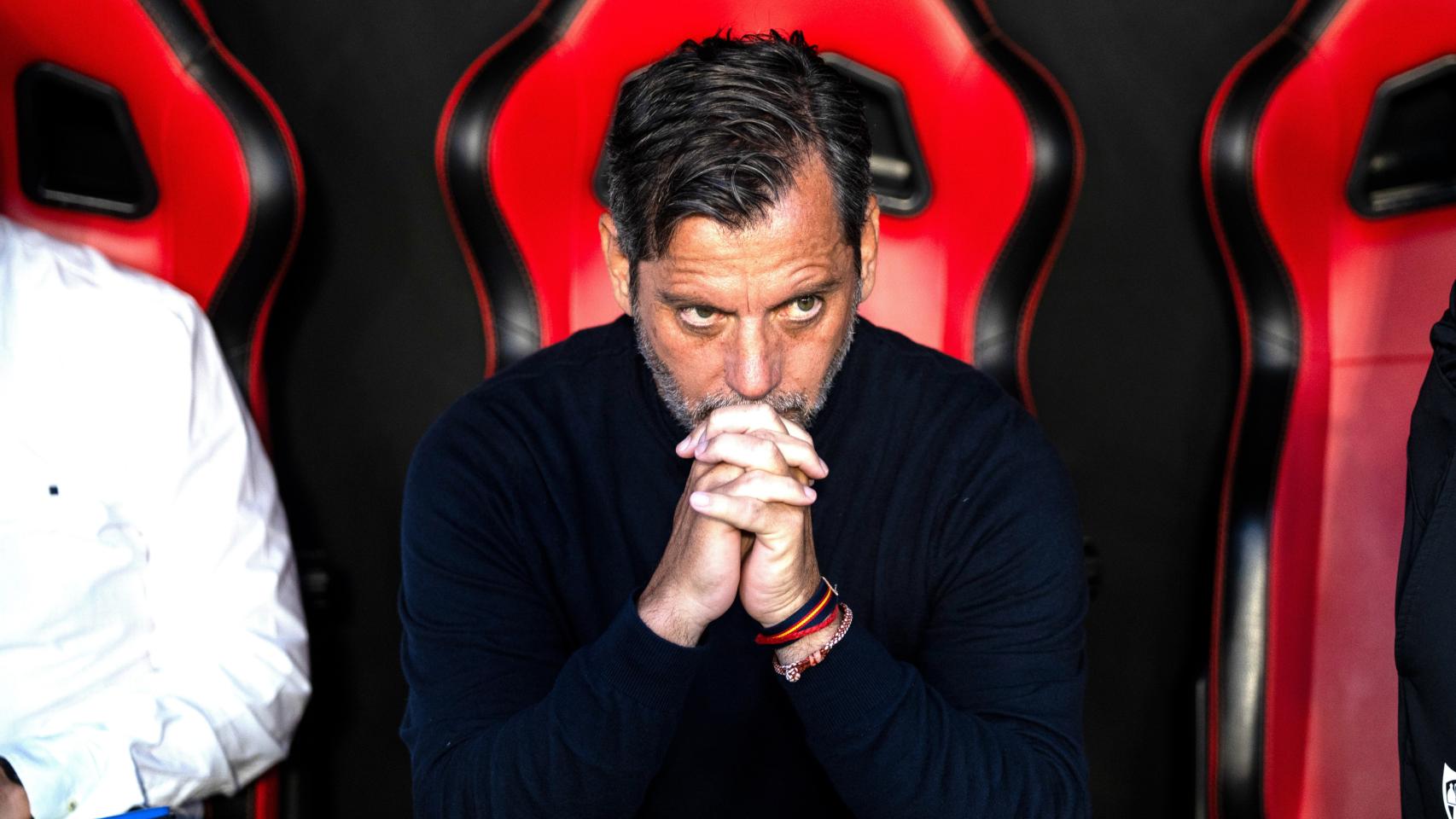 Quique Sánchez Flores, en el banquillo del Sevilla durante el duelo ante el Granada.