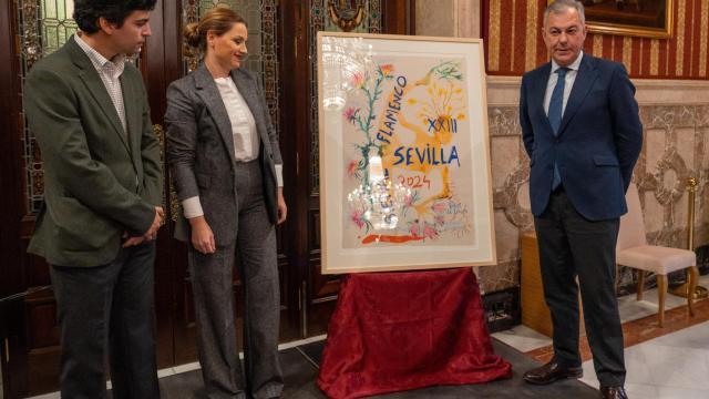 El alcalde junto a Salas e Ybarra, en la presentación del cartel de la Bienal