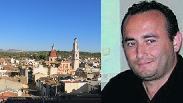 Corell en su etapa de concejal independiente junto a una imagen de Turís.