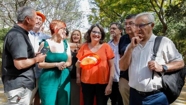 Imagen de archivo de Oltra junto a dirigentes de Compromís durante un acto en Valencia
