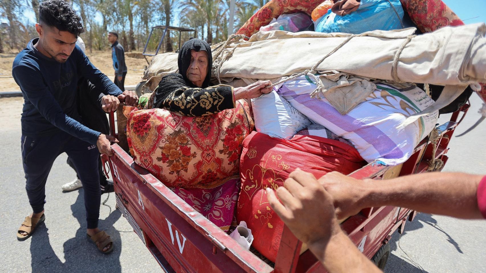Desplazados palestinos evacúan Rafah ante la ofensiva israelí.
