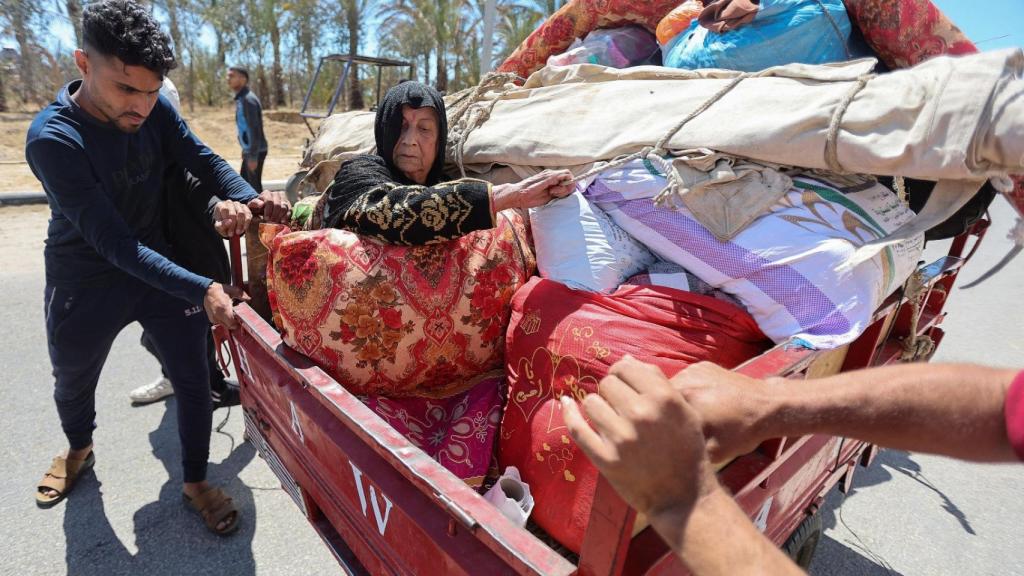 Desplazados palestinos evacúan Rafah ante la ofensiva israelí.