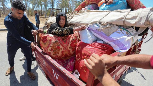 Desplazados palestinos evacúan Rafah ante la ofensiva israelí.