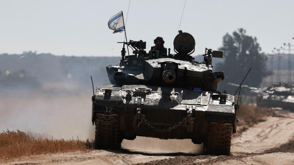 Un tanque israelí cercano a la Franja de Gaza.