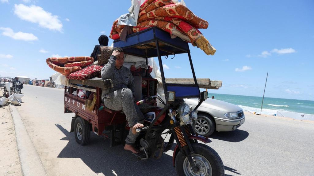Una familia se desplaza por la costa hacia el norte de Gaza.