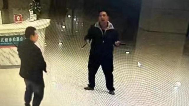 Imagen del atacante con dos cuchillos en el interior del hospital.