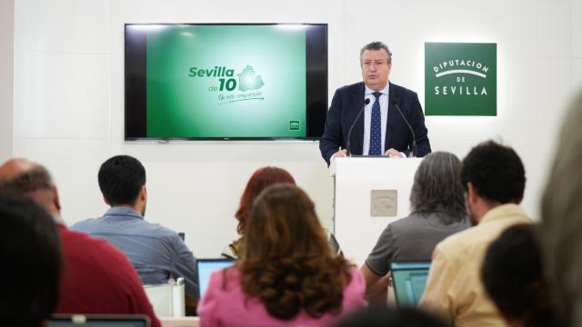 El presidente de la Diputación, Javier Fernández, se dirige a los medios en Sevilla este martes.