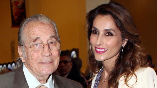 La empresaria Paloma Cuevas junto a su padre, Victoriano Valencia, en una fotografía tomada en junio de 2017.