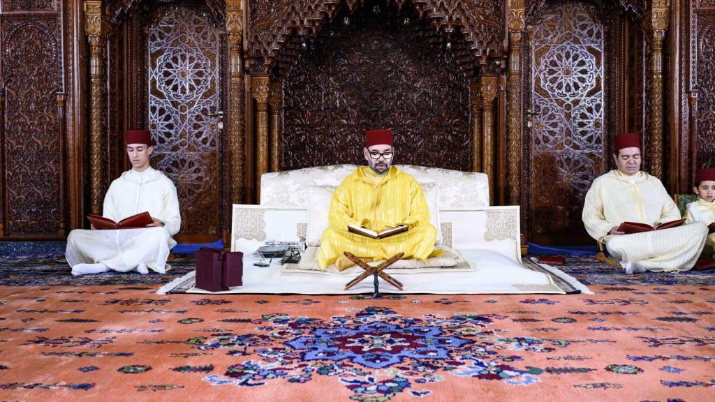 El príncipe Moulay Hassan junto a su padre, el rey Mohamed VI, en un acto de octubre de 2023.