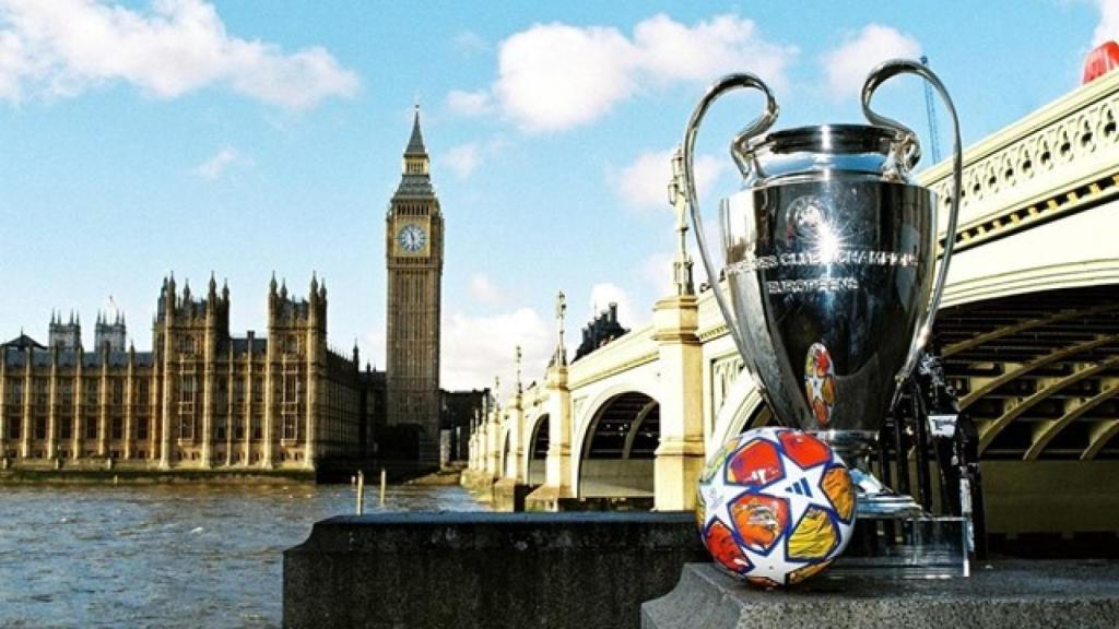 El UCL Pro Ball London, en el Tower Bridge.