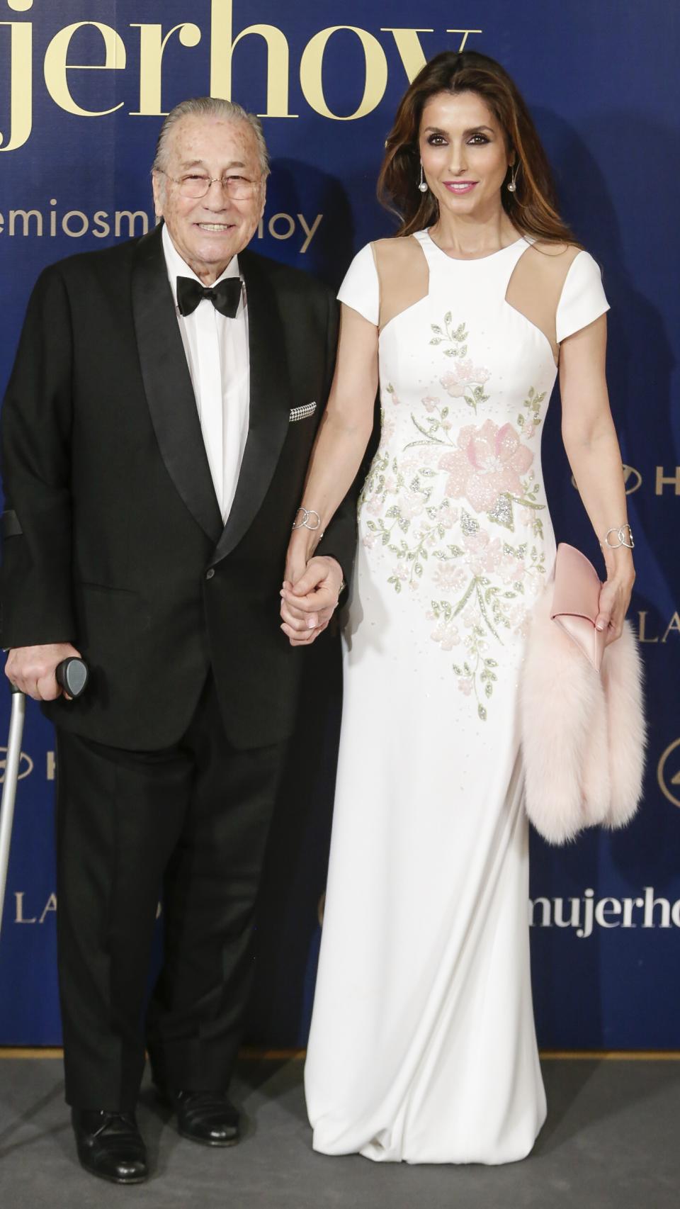 La diseñadora Paloma Cuevas junto a su padre, Victoriano, en un acto público en 2018.