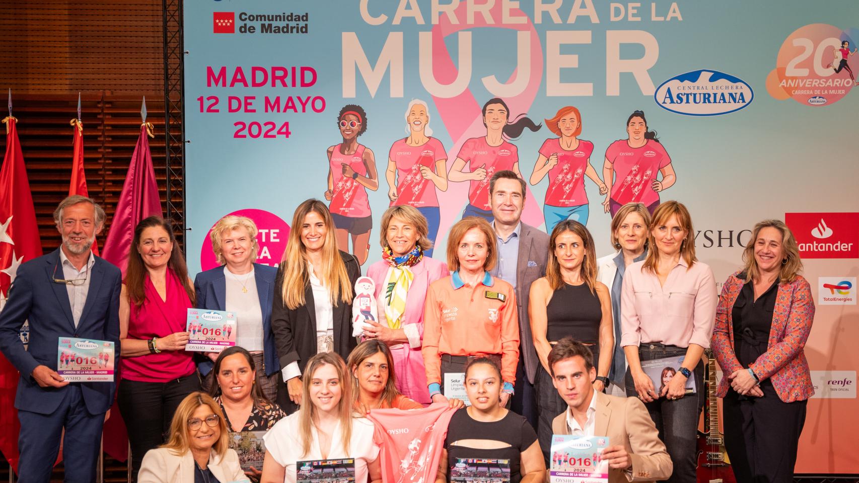 Los ponentes y patrocinadores en una foto grupal.