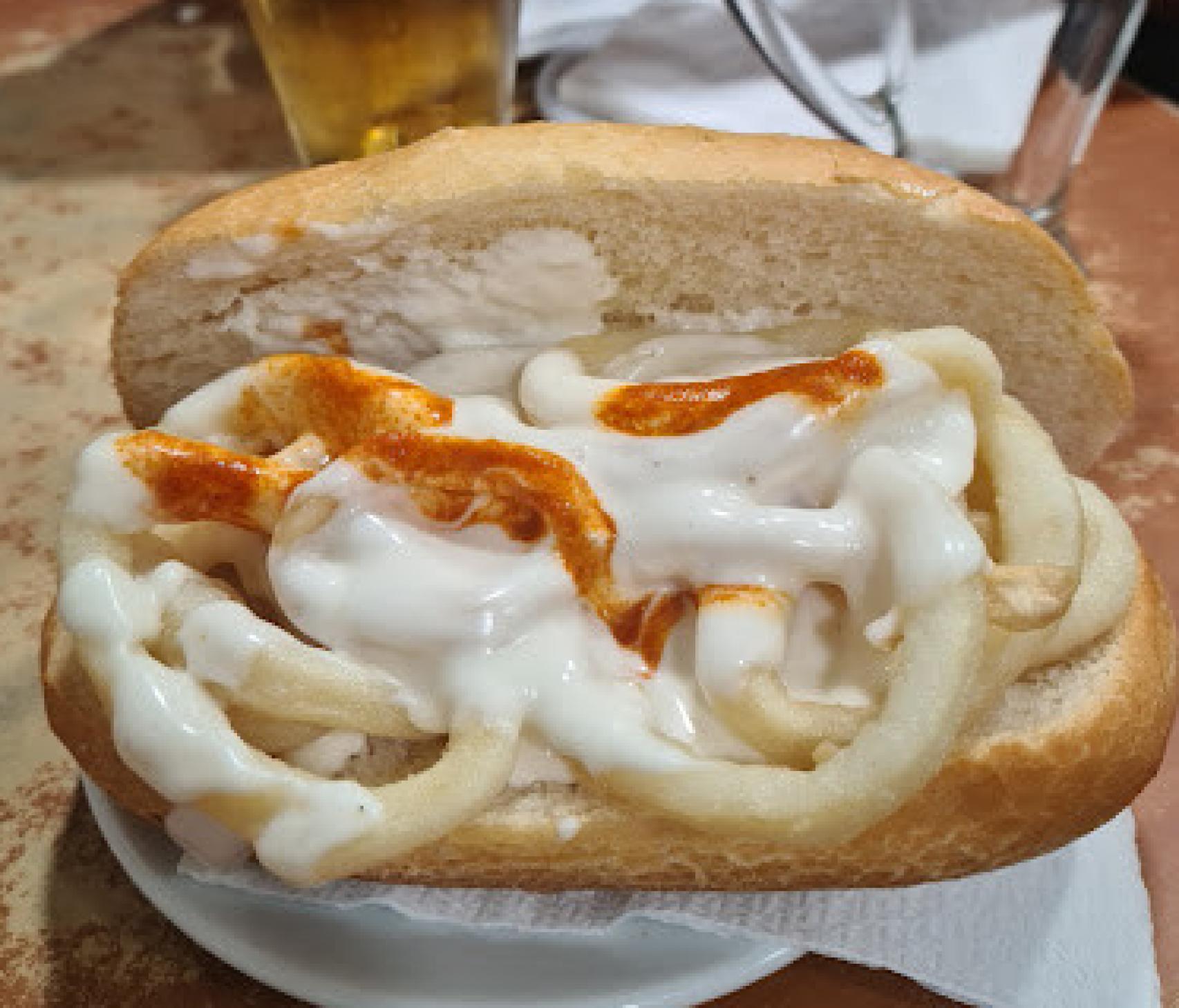 Bocata de 'Calamares bravo'.