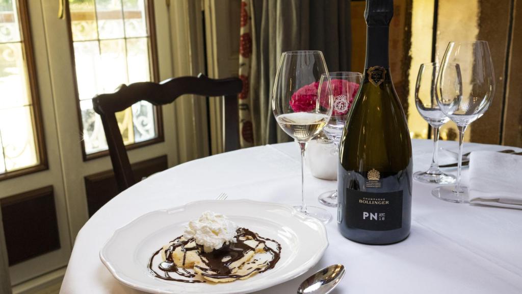 El famoso postre Baumkuch y el champagne francés Bollinger.